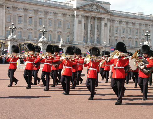 Im altehrwürdigen Buckingham Palace in London verrichtet...