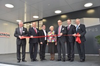 Bei der feierlichen Eröffnung mit Band-Durchschneiden (von links): Rudolf Sonnemann, Vorsitzender der Stiebel-Eltron-Geschäftsführung, Dr. Ulrich Stiebel, Architekt Adi Steger, Inge Stiebel, Paul Stalder, Geschäftsführer Schweiz, sowie die Geschäftsführer Karlheinz Reitze (Marketing/Vertrieb) und Marc-Jan Schutte (International. Bild: Stiebel Eltron