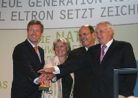 Ministerpräsident Christian Wulff, Inge Stiebel, Dr. Ulrich Stiebel und Niedersachsens Umweltminister Hans-Heinrich Sander starteten gemeinsam per Knopfdruck die Produktion in der größten Wärmepumpen-Fertigungshalle Mitteleuropas