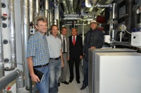 Im Technikraum des Elternhauses mit einer der insgesamt drei Großwärmepumpen (von links): Johann Englmann vom Ingenieurbüro Martin, Andreas Krüger vom Energieversorger REWAG, Helmut Paulus und Gerd Wolfrum von STIEBEL ELTRON sowie Architekt Manfred Blasch.