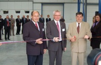 Dr. Ulrich Stiebel, Tatramat-Geschäftsführer Willi Leineweber und Milan Baran, stellv. Kreisdirektor und Abgeordneter der Stadt Poprad, (von links) eröffnen die neue Produktions- und Lagerhalle offiziell.