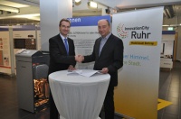 Bei der Unterzeichnung des Partnerschaftsvertrages im Zentrum für Information und Beratung (ZIB) in Bottrop: Burkhard Drescher, Geschäftsführer InnovationCity Management (rechts) und Karlheinz Reitze, Geschäftsführer Stiebel Eltron. Bild: Stiebel Eltron<br />