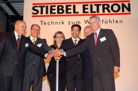 Dr. Axel Freiherr von Ruedorffer (Aufsichtsratsvorsitzender), Dr. Ulrich Stiebel (Mitinhaber STIEBEL ELTRON), Tatjana Klassen (Fertigungsplanerin), Dr. Philipp Rösler (Niedersächsischer Wirtschaftsminister), Hans-Heinrich Sander ( Niedersächsischer Umweltminister) und Rudolf Sonnemann (Vorsitzender der Geschäftsführung STIEBEL ELTRON) (von links) eröffnen unter lautstarkem Trommelwirbel mit einem Knopfdruck das neue Wärmepumpen-Werk. 