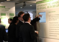 In der begleitenden Ausstellung informierten sich Interessierte.......