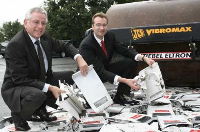 Freude bei der Geschäftsführung von STIEBEL ELTRON. Rolf Sonnemann (li) und Karlheinz Reitze haben ein deutliches Zeichen gegen Produktpiraten gesetzt. 