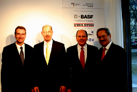 Karlheinz Reitze, Geschäftsführer von STIEBEL ELTRON, Bauminister Wolfgang Tiefensee, Dr. Ulrich Stiebel und Münchens Oberbügermeister Christian Uhde (von links) bei der Eröffnung des Plus-Energie-Hauses in München. Foto: Stiebel Eltron