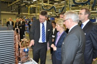Bundesarbeitsministerin Ursula von der Leyen mit Niedersachsens Innenminister Uwe Schünemann beim Besuch von Stiebel Eltron in Holzminden mit den Geschäftsführern Dr. Kai Schiefelbein (Technik, links) und Karlheinz Reitze (Vertrieb, rechts) sowie dem Vorsitzenden der Geschäftsführung, Rudolf Sonnemann (im Vordergrund). Bild. Stiebel Eltron