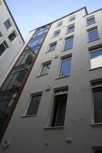 Zur energetischen Optimierung wurde die Außenfläche des Gebäudes durch Schließen des bisherigen Innenhofes mit einem sechsgeschossigen Atrium verringert. 
