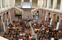 Die etwa 200 Studenten verschiedener Fachhochschulen und Universitäten der Region verfolgten am Nachmittag gespannt die Vorträge im Rahmen des „Studententages“, zu dem STIEBEL ELTRON als Referenten eigene und externe Experten in die in Holzminden ansässige Fachhochschule geladen hatte.<br />Fotos: Stiebel Eltron