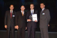 Karlheinz Reitze, Geschäftsführer STIEBEL ELTRON, (2. von rechts) mit Urkunde und Superbrand-Skulptur, die ihm von den Superbrand-Ofiziellen (v.l.) Norbert R. Lux, Rhett Lego sowie Eamonn Sadler (rechts) übergeben wurde.