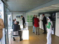 Neben interessierten Endkunden nutzen auch zahlreiche Fachpartner die Möglichkeit, sich im Wärmepumpen-Mobil von STIEBEL ELTRON zu den neuesten Trends in Sachen effiziente Heiztechnik beraten zu lassen. Foto: Stiebel Eltron