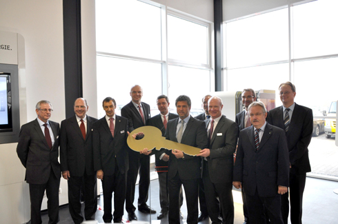 Offizielle Übergabe: Der symbolische goldene Schlüssel...