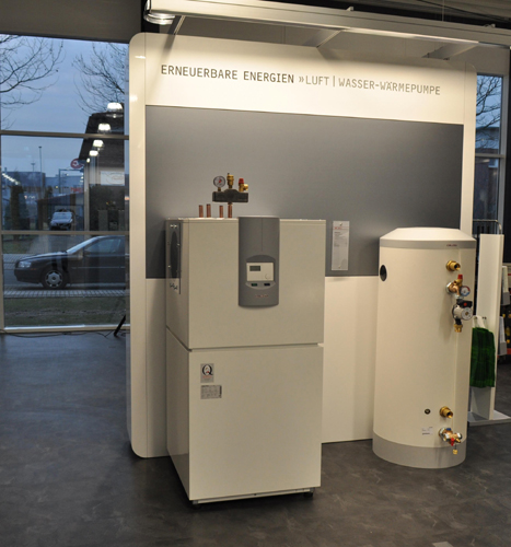 Im imposanten Showroom des neuen Vertriebszentrums...