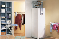 Die Sole-Wasser-Wärmepumpe WPC cool vereint als Komplettlösung alle Bauteile in einem Gerät, die zum Heizen, Kühlen und zur Warmwasserbereitung benötigt werden. Foto: Stiebel Eltron