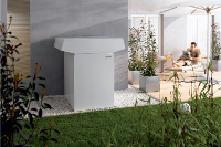 Mit einer WPL cool – hier eine im Garten aufgestellte Außen-Version – liegt der Nutzer gleich zwei Mal richtig: Die Wärmepumpe sorgt mit Umweltenergie für die Beheizung an kalten Tagen und übernimmt die Kühlung der Räume bei Sommerhitze. Foto: Stiebel Eltron