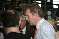 Ministerpräsident Christian Wulff informiert sich über Details der Wärmepumpenproduktion in der neuen Halle bei STIEBEL ELTRON.