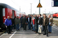 Dr. Ulrich Stiebel (mitte), einer der beiden Inhaber des Unternehmens STIEBEL ELTRON, ließ es sich nicht nehmen, eine Besuchergruppe wie hier am Hauptbahnhof München persönlich am Zug zu begrüßen.