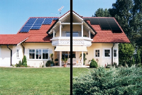 Panelen in tiefschwarz und Solar-Blau zum optischen Vergleich