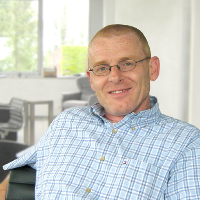Thomas Eckhardt ist begeisterter SYR-Service-Taler-Sammler. „Ich muss mich nicht mehr um zeitraubende Nachbestellungen küm-mern, sondern genieße einen komfortablen Service und eine optimale Abwicklung“, so der Elektro-, Sanitär- und Heizungsbaumeister aus Vellmar über das in der Branche einzigartige System zur komplikationsfreien Ersatzteilversorgung. Foto: SYR