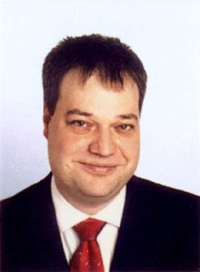 Tino Reinhard ist Diplom-Ingenieur Maschinenbau, Fachrichtung  Energietechnik, und seit Mitte 2003 als Leiter im Bereich Normen bei der SYR Hans Sasserath & Co. KG tätig. Er arbeitet als Experte in über 25 nationalen und europäischen Normungsgremien sowie Verbänden und hat nun zwei informative Kapitel zum Uponor-„Praxishandbuch zur technischen Gebäudeausrüstung“ beigesteuert.<br />Foto: SYR Hans Sasserath & Co. KG<br />