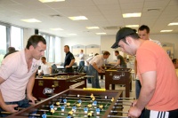 Echte EM-Atmosphäre herrschte am Eröffnungstag der Fußball <br />Europameisterschaft 2008 auch im Firmensitz des Armaturenherstellers SYR Hans Sasserath & Co. KG. Zahlreiche Fachhandwerkspartner machten den Sieg beim ersten SYR-Kickerturnier unter sich aus. Fotos: SYR<br />