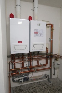 Kompakt, energieeffizient und wartungsoptimiert: die WGB-Kaskade von Brötje mit einem Modulationsbereich von 3,9 bis 66 kW Nennheizleistung.