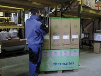 Die Palettenbox enthält acht Kartons des Rohrisolierungs-Sortiments ThermaSmart ENEV™ mit EnEV-Anwendungshinweisen auf jedem Karton.