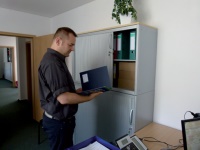 „Hat jemand den USB-Stick gesehen?“ Damit der neue<br />elektronische Produktkatalog nicht so schnell verloren geht, hat Thermaflex ihm eine „Garage“ in Aktenordnerform spendiert.