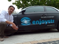 Thomas Heuser mit einem „enjoystr“-Werbefahrzeug. 