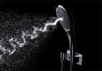 Besonders belebend ist die Massage durch die Gyrostream Funktion. Bei dieser Technik tritt das Wasser in gleichmäßig rotierenden Bewegungen aus dem Duschkopf.