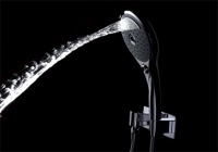 Cascade Flow sorgt für ein luxuriöses Duscherlebnis. Wie bei einem Wasserfall kommt das Wasser als Schwall aus der Dusche und hält den Körper gleichmäßig warm. Bilder: TOTO.