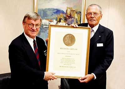 BHKS-Präsidenten Jürgen Diehl (re) überreicht Heinz...