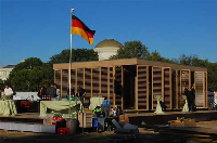 Das Haus war schon seit der Wettbewerbsphase als Holzbau geplant, da Holz ist ein nachwachsender Rohstoff und  zur Herstellung und Verarbeitung wenig Energie verbraucht.  Das Gebäude ist in drei Schichten aufgebaut. Die Äußerste bilden Eichenholzlamellen, die, ebenso wie das Dach, mit Photovoltaik bestückt sind. Fotos: TU Darmstadt