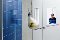 Bereits 1995 hat die TÜV Rheinland Group im Labormaßstab mit der technischen Prüfung von Solarkomponenten begonnen und es seitdem zum Weltmarktführer gebracht. Dabei wird auch mit speziellen Tests die mechanische Belastung von Photovoltaik-Modulen geprüft. Foto: TÜV Rheinland 