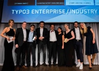 Online-Marketing-Manager Jerome Stirmann (3. v. l.) nimmt für Kaldewei den TYPO3 Award 2016 in der Kategorie „Enterprise/Industry“ entgegen.<br />Bild: TYPO3<br /><br />