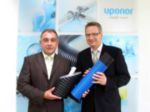 Manfred Fiedler (links) übergibt die Uponor Vertriebsleitung.......