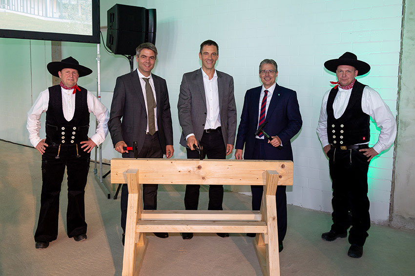 Die Vaillant Group feiert Richtfest: Symbolisch schlugen...