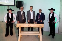 Die Vaillant Group feiert Richtfest: Symbolisch schlugen die drei Vaillant Group Geschäftsführer Dr. Andree Groos (2. v. l.), Dr.-Ing. Norbert Schiedeck (Mitte) und Dr. Stefan Borchers (2. v. r.) den letzten Nagel in einen Dachbalken des neuen Forschungs- und Entwicklungszentrums.<br />Bild: Vaillant Group