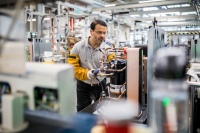 Die Vaillant Group produziert seit Anfang 2017 Wärmepumpen auch an ihrem Stammsitz in Rem-scheid. Der Umsatz des Unternehmens mit den hocheffizienten Geräten ist im ersten Quartal 2017 um 30 Prozent gestiegen.<br />Bilder: Vaillant Group