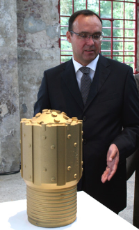 Professor Dr. Rolf Bracke vor dem patentierten Bohrkopf, mit dem sich die Eindringgeschwindigkeit je nach Gestein um den Faktor drei bis fünf erhöht.