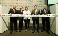 Christa Thoben, Wirtschaftsministerin des Landes Nordrhein-Westfalen (Mitte), der Geschäftsführer der Vaillant Group, Ralf-Otto Limbach (2. von links) und Dr. Hugo Fiege (links), Heinz Fiege (rechts), Vorstandsvorsitzende der Fiege Stiftung & Co. KG, sowie Gregor Suwelack, Geschäftsführer TechnoCargo Logistik (2. von rechts), eröffnen das neue Zentrallager in Neuss. Foto: Vaillant