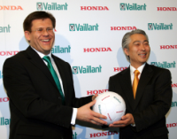 Vaillant Group Geschäftsführer Dieter Müller (Links) und Takayuki Arima, Präsident der Honda Motor Europe (North) GmbH (rechts) gaben auf der Pressekonferenz der Vaillant Group in Frankfurt am Main die Zusammenarbeit von Vaillant und Honda bekannt. <br />