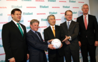 Gemeinsam wird man gasbetriebene Kraft-Wärme-Kopplungsanlagen entwickeln.  Dieter Müller, Vaillant Group Geschäftsführer, Claes Göransson, Vaillant Group Geschäftsführer, Takayuki Arima, Präsident der Honda Motor Europe (North) GmbH, Ralf-Otto Limbach, Vaillant Group Geschäftsführer, und Vaillant Deutschland Chef Klaus Jesse (von links) in Frankfurt am Main. <br />