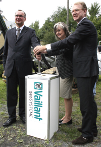 Ralf-Otto Limbach, Geschäftsführer der Vaillant Group (rechts), Dr. Ottilie Scholz, Oberbürgermeisterin der Stadt Bochum (Mitte) und Prof. Dr. Rolf Bracke, Vorstand des GeothermieZentrums an der Hochschule Bochum (links), starten das neuartige Bohr-Verfahren zum schnelleren und kostengünstigeren Bau von Erdwärmeleitungen.