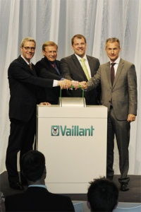 Bundesumweltminister Norbert Röttgen, NRWWirtschaftsminister<br />Harry K. Voigtsberger, Vaillant Group Chef Carsten Voigtländer und der Gelsenkirchener Oberbürgermeister Frank Baranowski (von links) weihen im Vaillant Werk Gelsenkirchen<br />gemeinsam die Serienproduktion von Mini-Blockheizkraftwerken ein. Bild: Vaillant