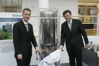 Dieter Müller (re), Geschäftsführer der Vaillant Group und Frank Baranowski, Oberbürgermeister der Stadt Gelsenkirchen bei der feierlichen Übergabe der neuen Wärmepumpe.