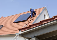 Mit einer Solarthermieanlage auf dem Dach können z........