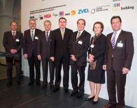 V. l. n. r.: Christoph Singrün, VDMA Fachverband Pumpen + Systeme; Heinz-Eckard Beele, VdZ-Vorstandsmitglied; Manfred Stather, Präsident ZVSHK; Jan Mücke, Parlamentarischer Staatssekretär im BMVBS; Hermann W. Brennecke, VdZ-Präsidium; Barbara Wiedemann, VdZ-Präsidentin; Wolfgang Marzin, Vorsitzender der Geschäftsführung der Messe Frankfurt. Foto: VdZ