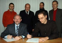 Bei der Vertragsunterzeichnung: Vorne, v.l.n.r: Prof. Dr. Hermann Mettler (Rektor der HSR) und Dr. Andreas Witzig (Geschäftsführer von Vela Solaris). Hinten, v.l.n.r.: Jörg Marti (Vela Solaris), Hans-Peter Egli (HSR-Verwaltungsdirektor), Patrick Kistler (Vela Solaris) und Prof. Dr. Andreas Luzzi (Leiter SPF).