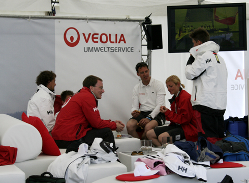 Das Veolia Sailing Team genießt eine Pause im Veolia-Zelt...